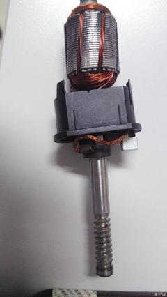 高爾夫6右前車窗放不下來,修復右前門升窗電機。